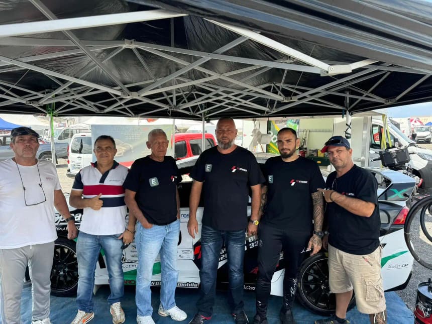 L'équipe YRC Automobiles au parc d'assistance