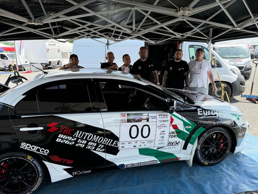 Mitsubishi Lancer Evo floquée YRC Automobiles sous la tente d'assistance