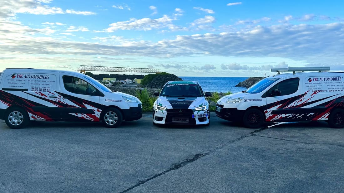 Les véhicules d'intervention YRC Automobiles face à l'océan