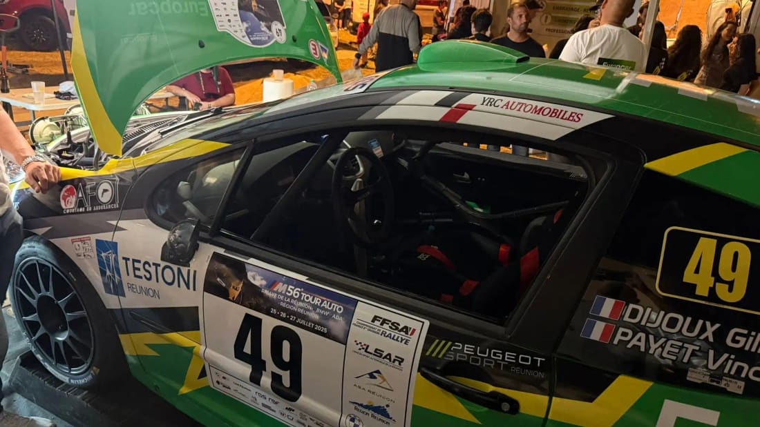 Peugeot 207 de rallye n°49 aux couleurs YRC Automobiles, en assistance de nuit