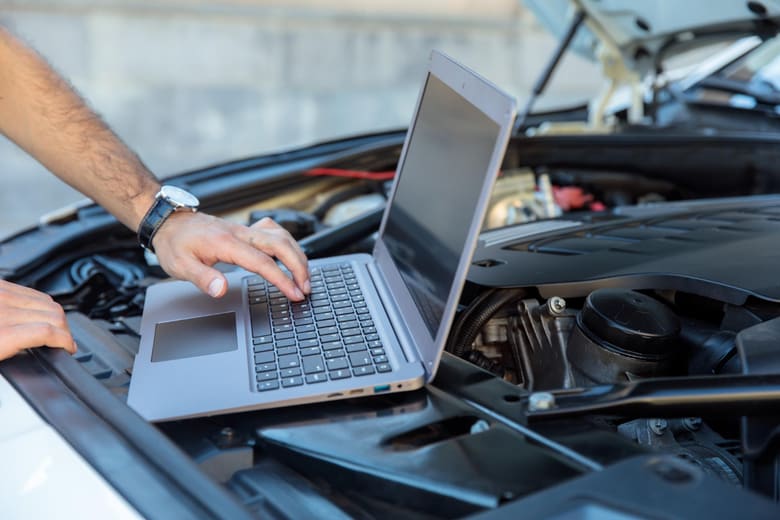 Valise de diagnostic branchée sur le véhicule